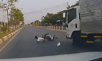 Clip TNGT: Xe tải quay đầu 